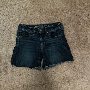 american eagle size 6 dark blue jean shorts